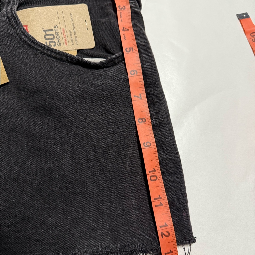 Levi’s Women high rise fitted denim shorts through the hip - Picture 7 of 10